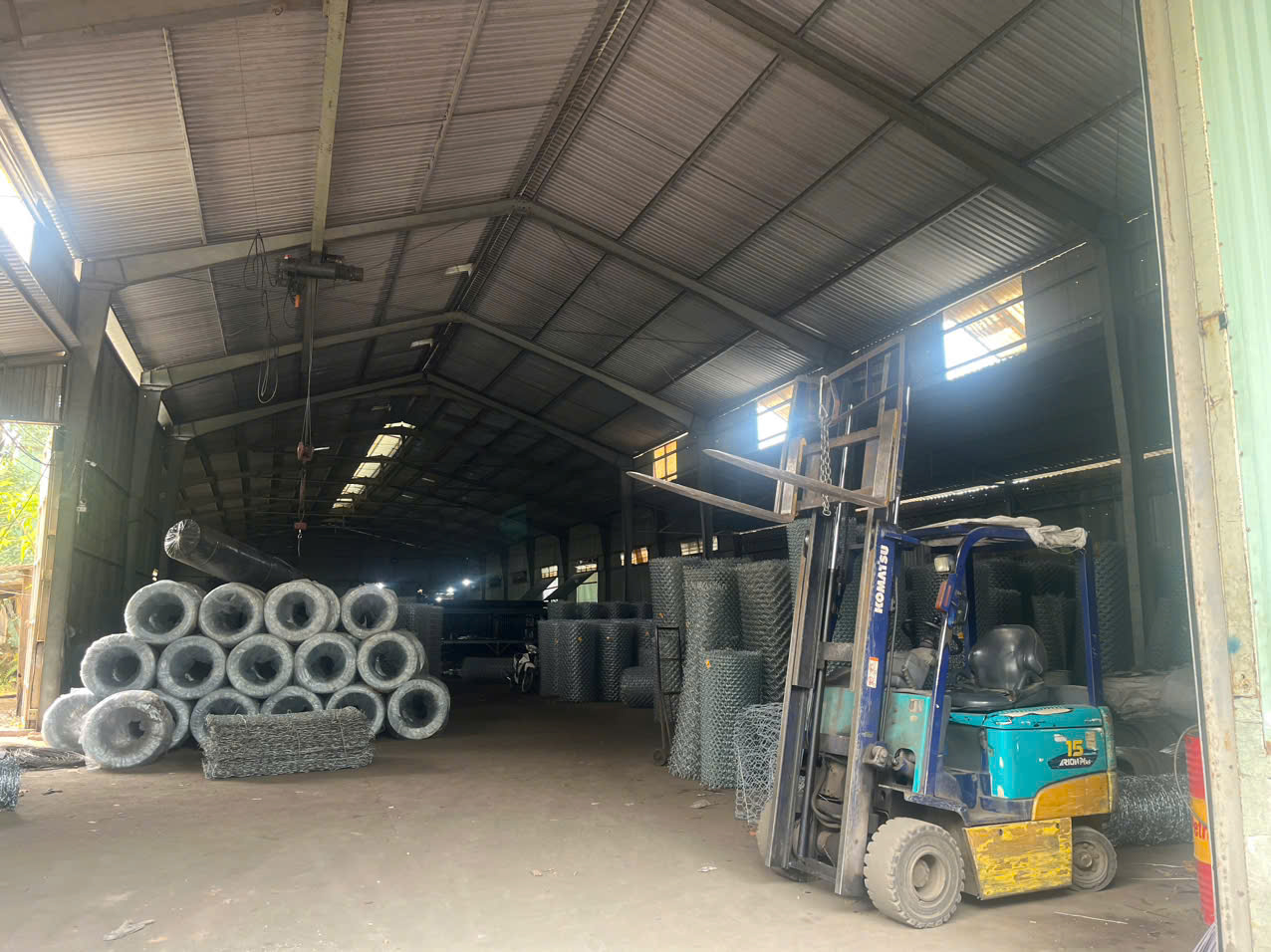 Dây kẽm gai và vai trò trong bảo vệ công trình, kho bãi